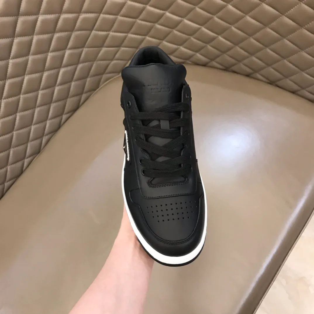 P380 Yuan 38-45 Prada Prada’s new men’s leather sports shoes, the highest version on the market, any comparison is welcome🆚! The original leather has excellent texture and is super high-end! Fetal sheep net lining imported from Italy, removable pad! Luxurious materials and fine workmanship, highly recommended!